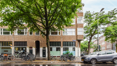 Straat in de stad met fietsen en een auto