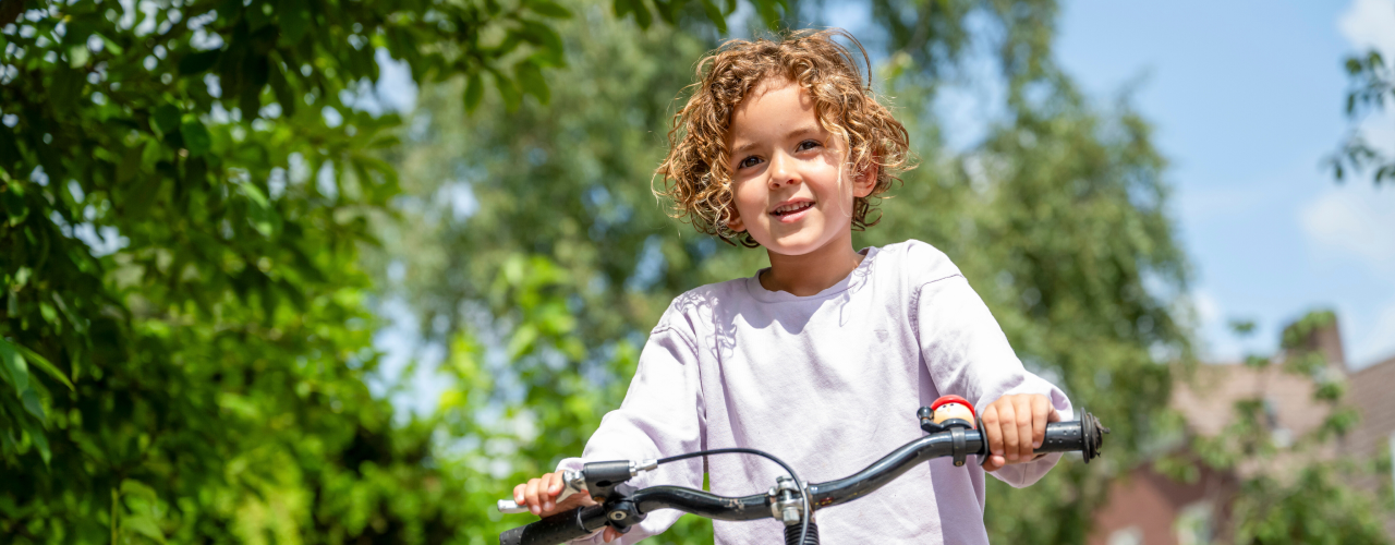 Meisje op de fiets groot